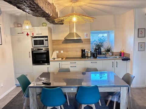 Kitchen or kitchenette, Dining area, oven, stove, toaster