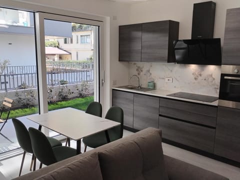 Kitchen or kitchenette, Living room, Seating area, Dining area