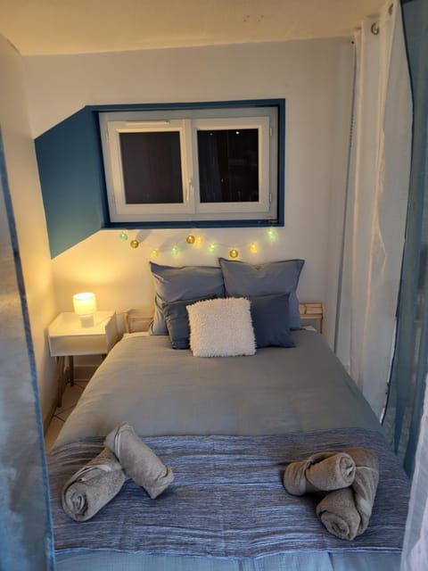 Bed, Bedroom, towels