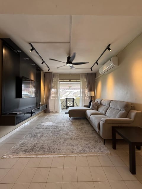 TV and multimedia, Living room, Seating area, air conditioner