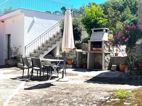 Property building, Patio, Balcony/Terrace, Dining area, Garden view
