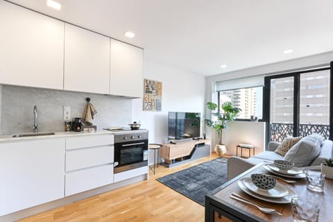 TV and multimedia, Kitchen or kitchenette, Living room, Seating area, Dining area, stove