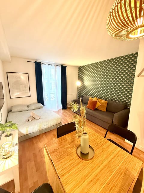 Bed, TV and multimedia, Photo of the whole room, Dining area