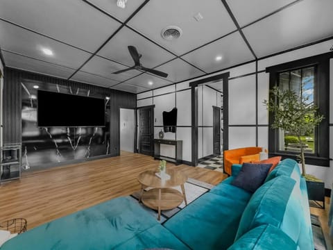 4 min to AT&T & Rangers Stadium, Close to Airport, Sauna, Gym, Pool Table House in Arlington