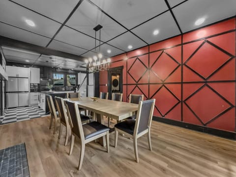 4 min to AT&T & Rangers Stadium, Close to Airport, Sauna, Gym, Pool Table House in Arlington