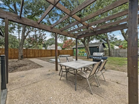 4 min to AT&T & Rangers Stadium, Close to Airport, Sauna, Gym, Pool Table House in Arlington