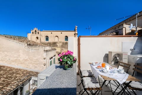 Property building, Day, View (from property/room), Balcony/Terrace, Dining area, City view, Landmark view, Mountain view, Quiet street view