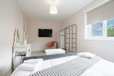 Bed, TV and multimedia, Bedroom, hair dryier, towels, towels