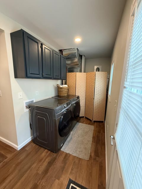 Modern Lake House Near Track House in Saratoga Lake