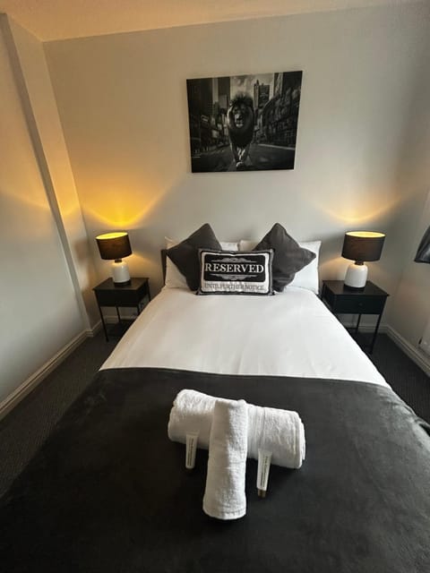 Bed, Photo of the whole room, Bedroom, towels