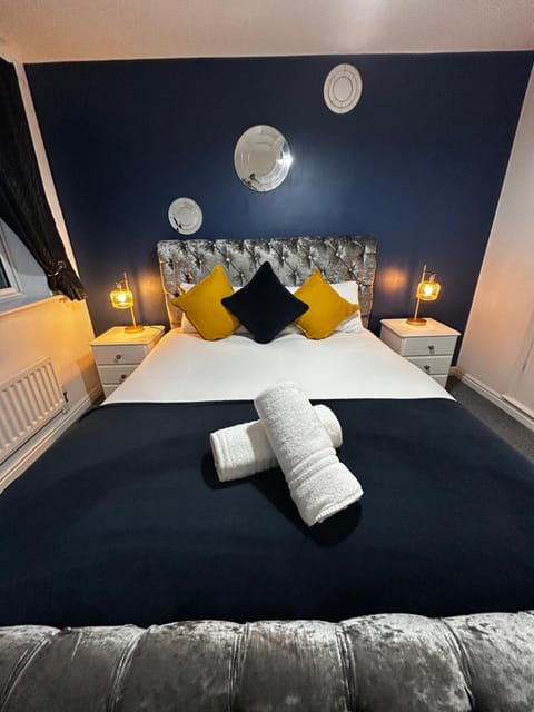 Bed, Photo of the whole room, Bedroom, towels