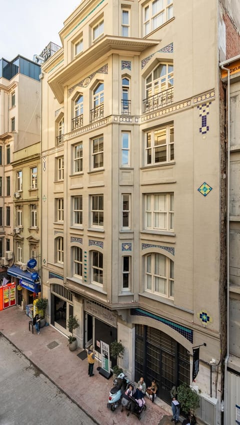 Property building, Day, Neighbourhood, Street view, Location