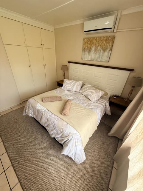 Bedroom, air conditioner