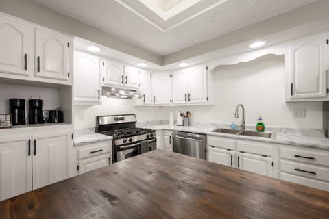 Spacious Duplex Home in Downtown Indy-Family Friendly House in Indianapolis