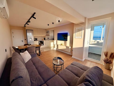 Communal lounge/ TV room, TV and multimedia, Kitchen or kitchenette, Living room, Seating area, Dining area, Evening entertainment