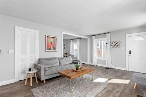 Charming Getaway - Deck & Patio - Walkable Area - Family Friendly House in Meridian-Kessler