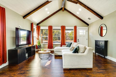 Less Than 2 Mi to Lake Granbury! Family Home with Large Yard House in Granbury