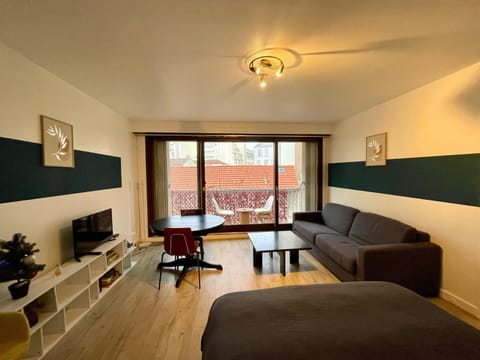 Tour Eiffel Yvart Vaugirard Paris Apartment in Paris