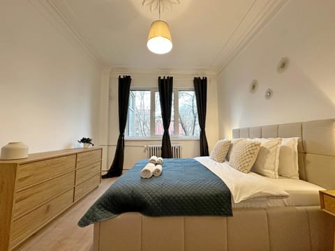 Spacious bright cozy 2BDR fast Wi-Fi next to Park Apartment in Sofia