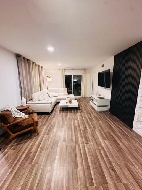 Stunning Oasis with Pool by Disneyland and Knotts House in Buena Park