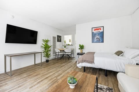 Bed, TV and multimedia, Living room, Seating area, Dining area, Bedroom