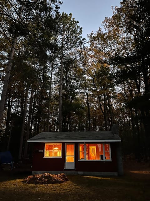Little Red Cottage in the Woods House in Albert