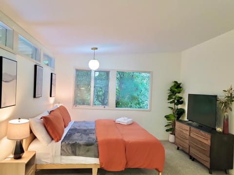 Luxury Ensuite Bedroom at The Crest House Vacation rental in Corvallis