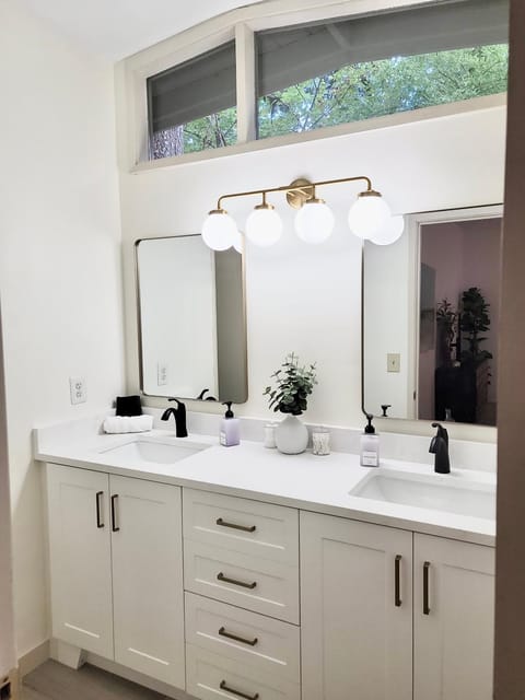 Luxury Ensuite Bedroom at The Crest House Vacation rental in Corvallis