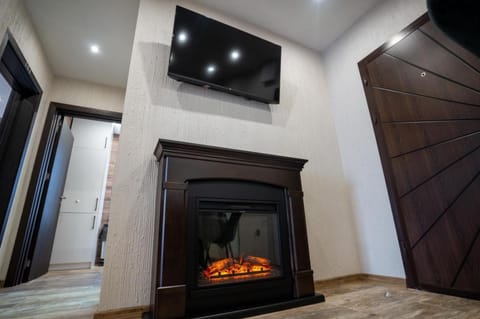 Restaurant/places to eat, TV and multimedia, flat iron