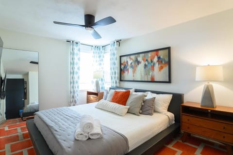 Bed, TV and multimedia, Photo of the whole room, Bedroom, towels, air conditioner