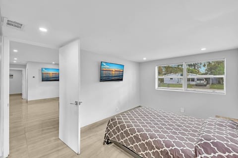 Waterfront Modern Hollywood Hard Rock airport Villa in Dania Beach