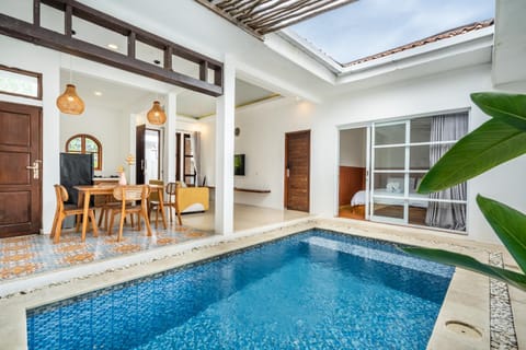 Dining area, Pool view, Swimming pool, Swimming pool