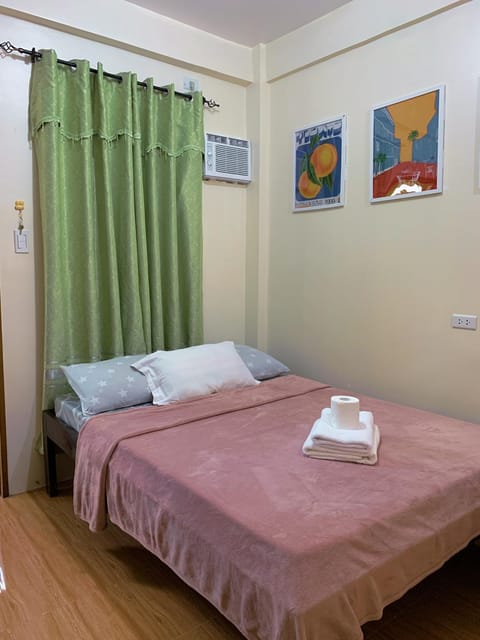 Bed, towels