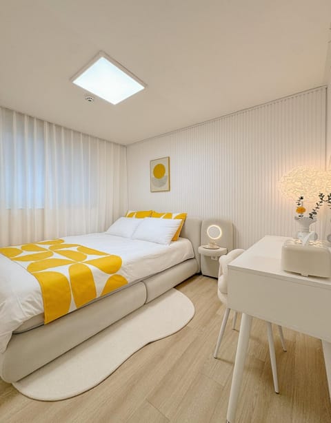 Property building, Bed, Bedroom
