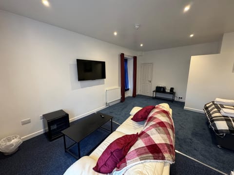 Shower, TV and multimedia, Living room, Photo of the whole room, Seating area, Bedroom, Parking