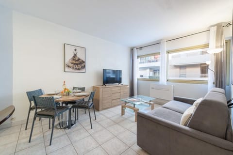 TV and multimedia, Living room, Dining area