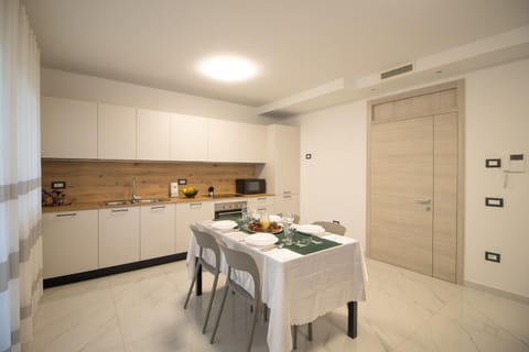 Coffee/tea facilities, Kitchen or kitchenette, Dining area, stove