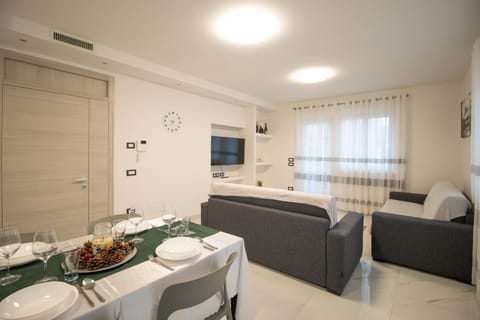 TV and multimedia, Living room, Seating area, Dining area, Evening entertainment