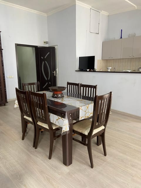 Kitchen or kitchenette, Living room, Seating area, Dining area