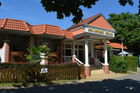 Facade/entrance