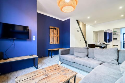 Communal lounge/ TV room, TV and multimedia, Living room, Seating area, Evening entertainment