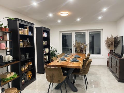 Coffee/tea facilities, Food and drinks, Dining area, Food