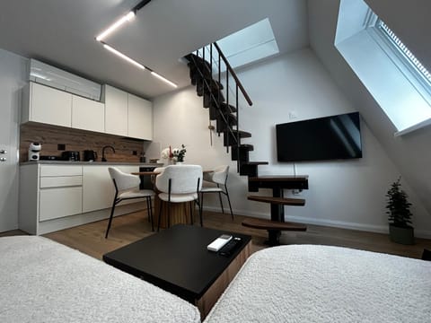 Kitchen or kitchenette, Living room, Seating area, Dining area