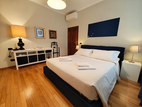 Bed, Photo of the whole room, Bedroom, air conditioner