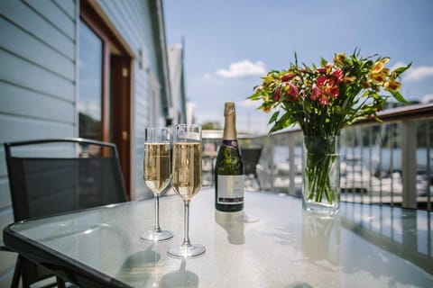 Walkers Boathouse - Luxury Lakeside Retreat House in Bowness-on-Windermere