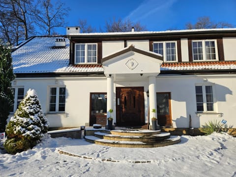 Property building, Facade/entrance, Day, Winter