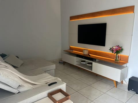 Communal lounge/ TV room, TV and multimedia, Living room, Seating area, pet friendly, air conditioner