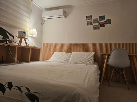 Bed, TV and multimedia, Bedroom, air conditioner