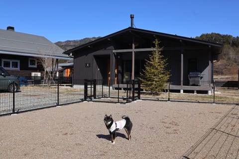 Property building, Day, Pets, Mountain view