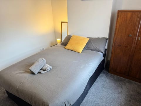 Shelton guest house apartment Apartment in Newcastle-under-Lyme
